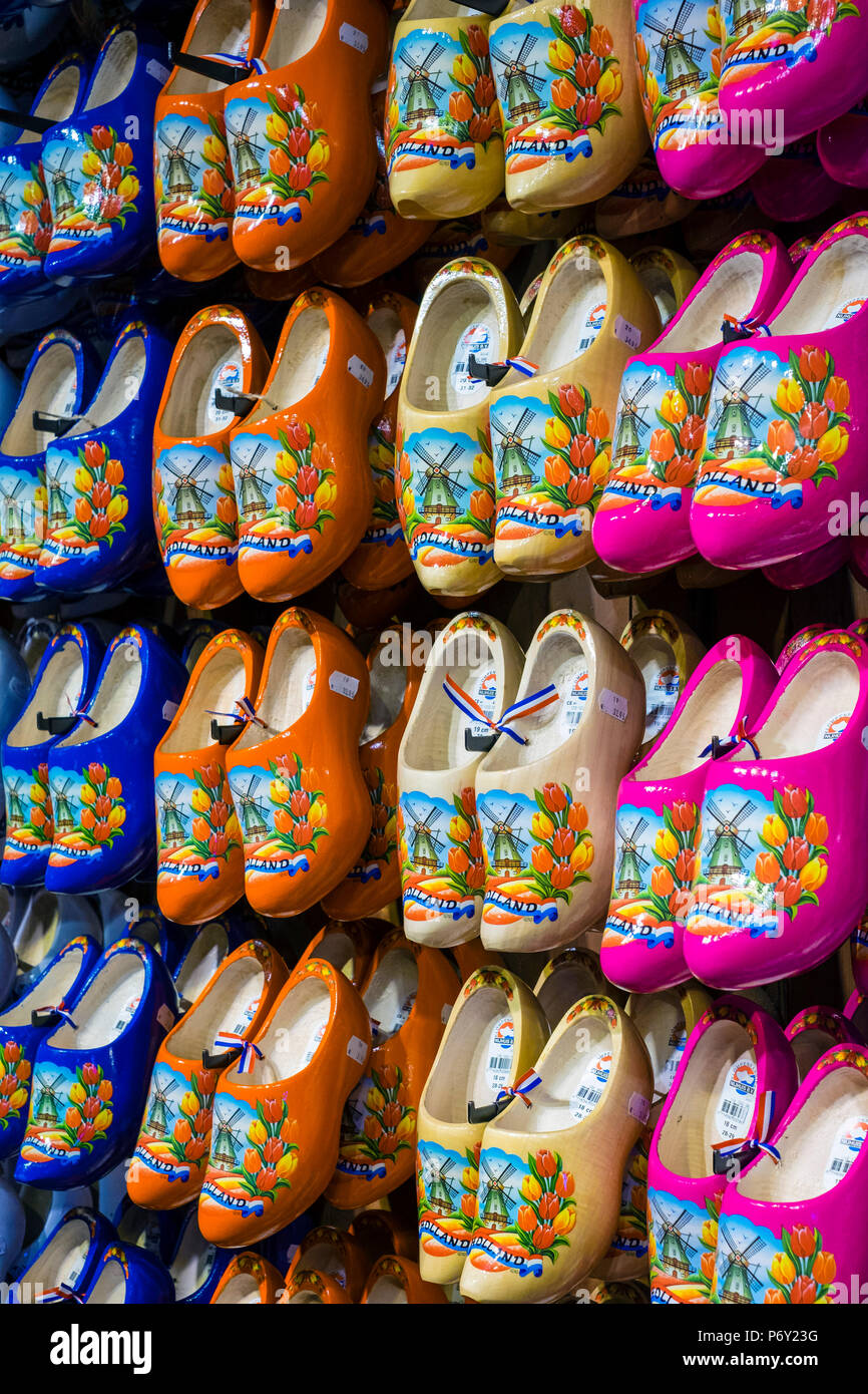 Pays Bas, Hollande du Nord, Zaandam. Des chaussures en bois, sabots à vendre dans le village de Zaanse Schans. Banque D'Images