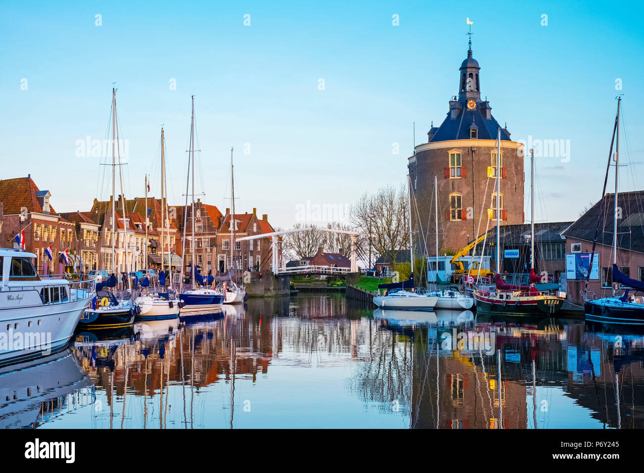 Pays Bas, Hollande du Nord, Enkhuizen. La tour historique Drommedaris, ancienne porte de ville à l'entrée de Oude Haven (vieux port). Banque D'Images