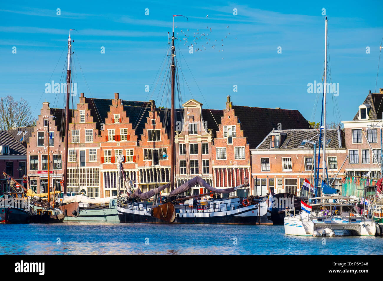 Pays Bas, Hollande du Nord, Hoorn. Les navires historiques et des bâtiments sur le port Binnenhaven. Banque D'Images