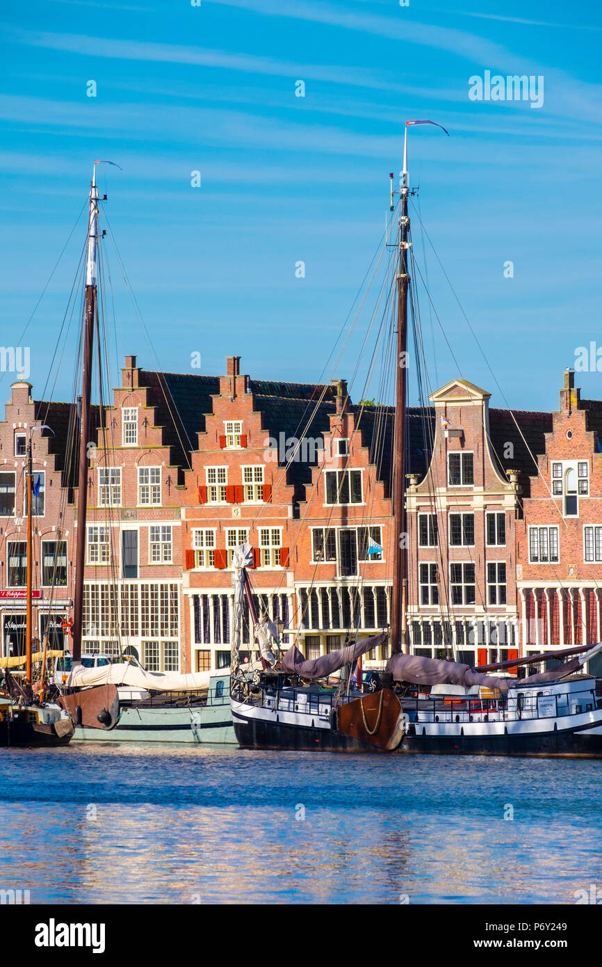 Pays Bas, Hollande du Nord, Hoorn. Les navires historiques et des bâtiments sur le port Binnenhaven. Banque D'Images
