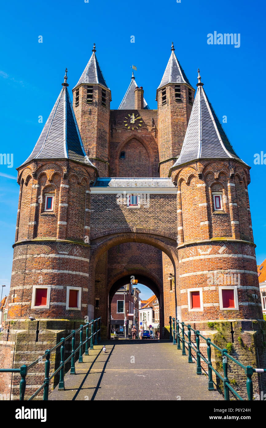 Pays Bas, Hollande du Nord, Haarlem. L'Amsterdamse Poort ancienne porte de la ville, dernier des douze portes de la ville. Banque D'Images