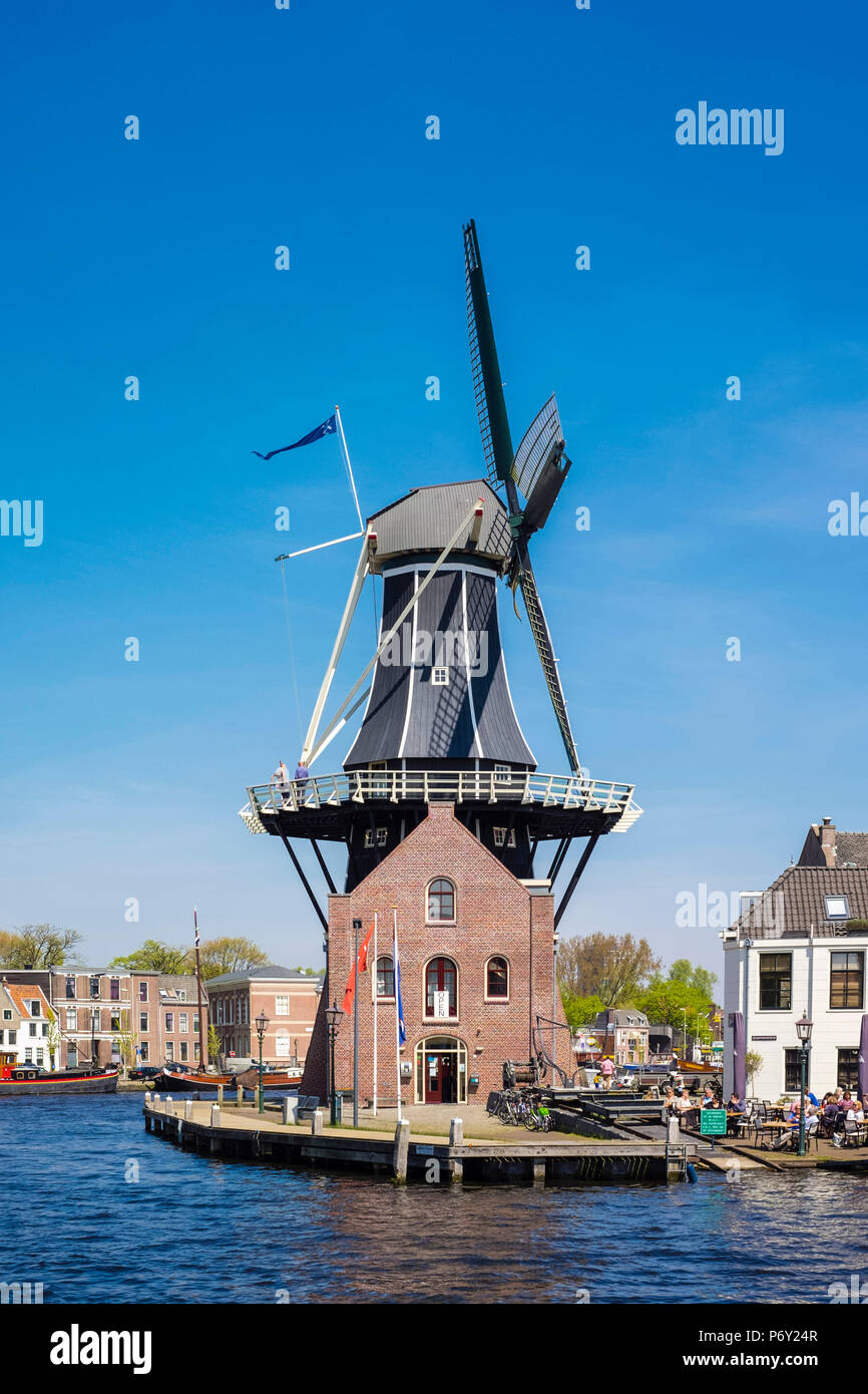 Pays Bas, Hollande du Nord, Haarlem. Moulin De Adriaan sur la rivière Spaarne. Banque D'Images