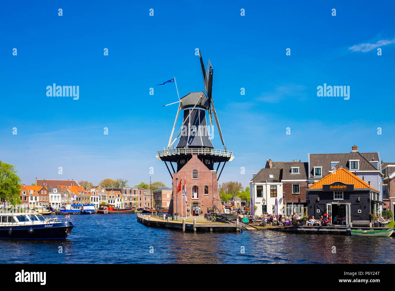Pays Bas, Hollande du Nord, Haarlem. Moulin De Adriaan sur la rivière Spaarne. Banque D'Images