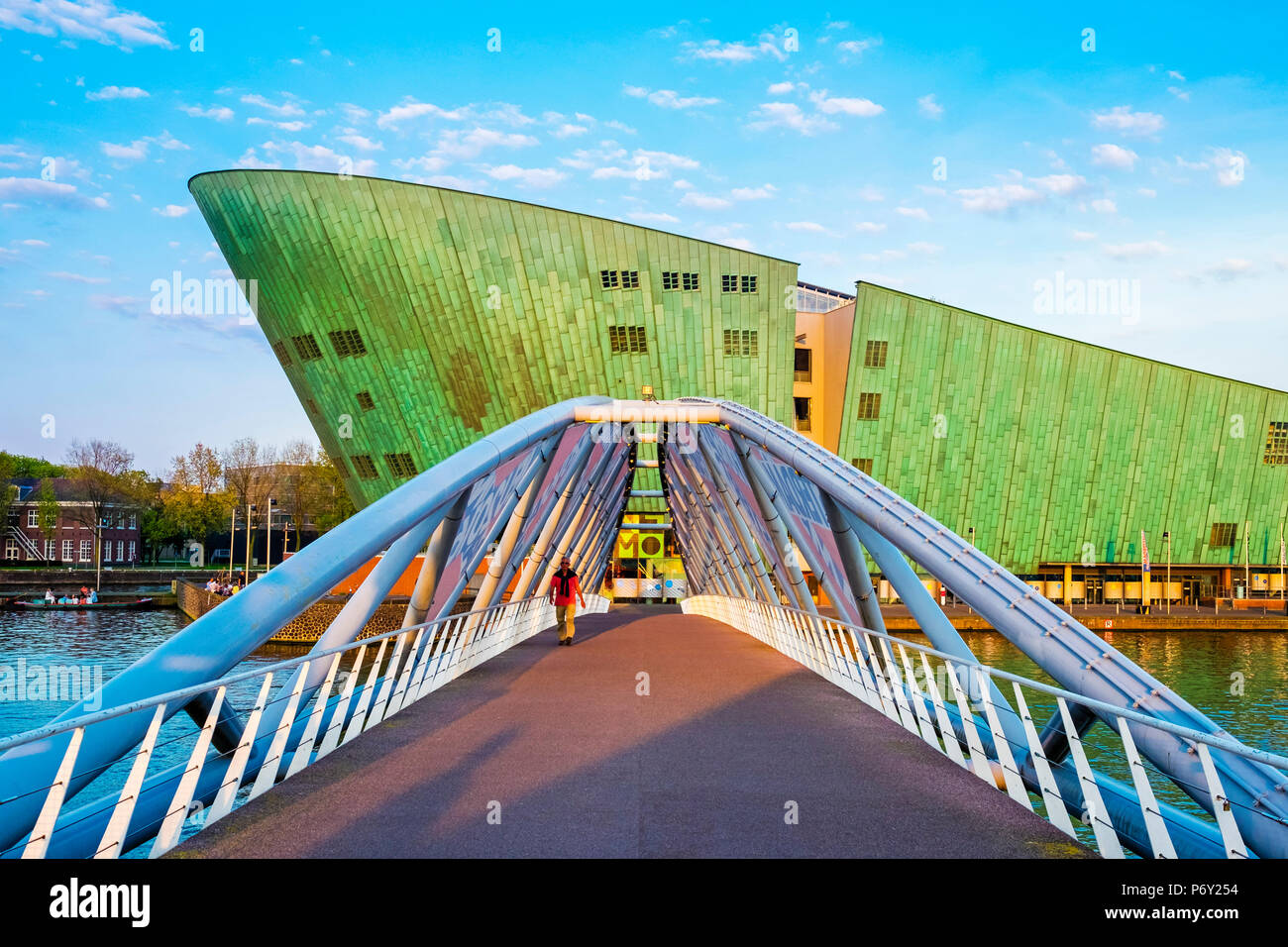 Pays-bas, Amsterdam, Hollande du Nord. Le Centre des sciences NEMO Science Museum, conçu par Renzo Piano. Banque D'Images