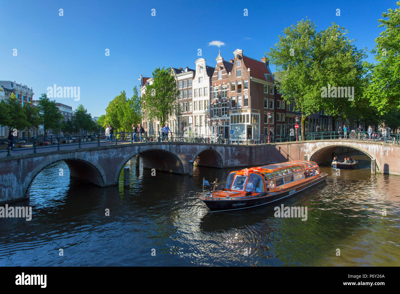 Bateaux de touristes sur le canal Prinsengracht, Amsterdam, Pays-Bas Banque D'Images