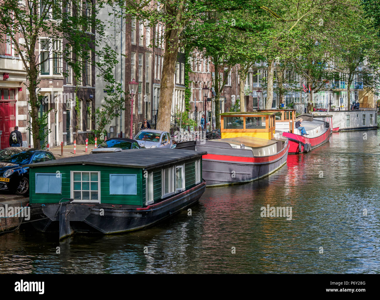Péniches sur le Canal Raamgracht, Amsterdam, Hollande du Nord, Pays-Bas Banque D'Images