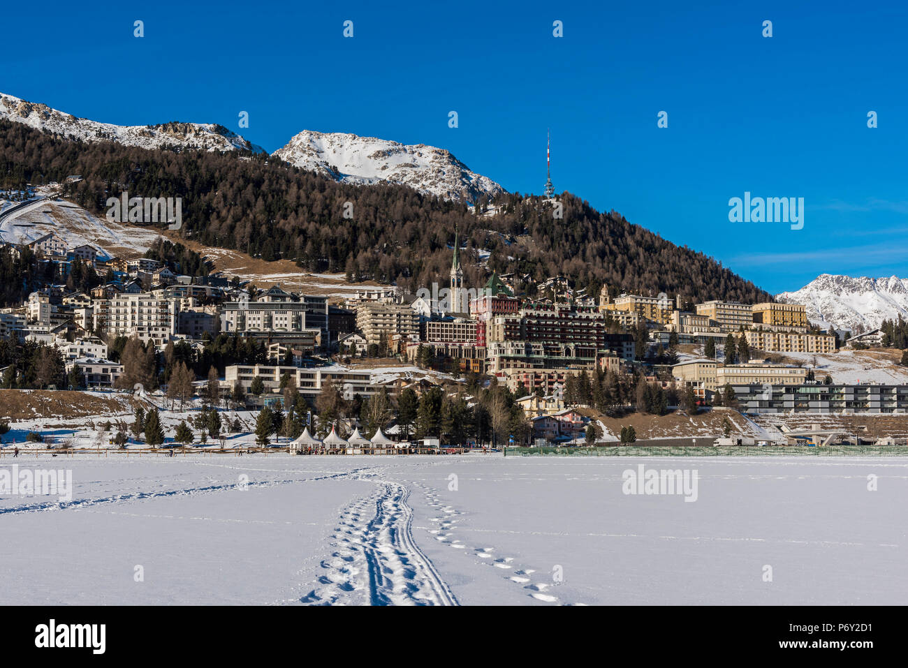 Vue d'hiver de Saint-Moritz à partir de son lac gelé, Grisons, Suisse Banque D'Images