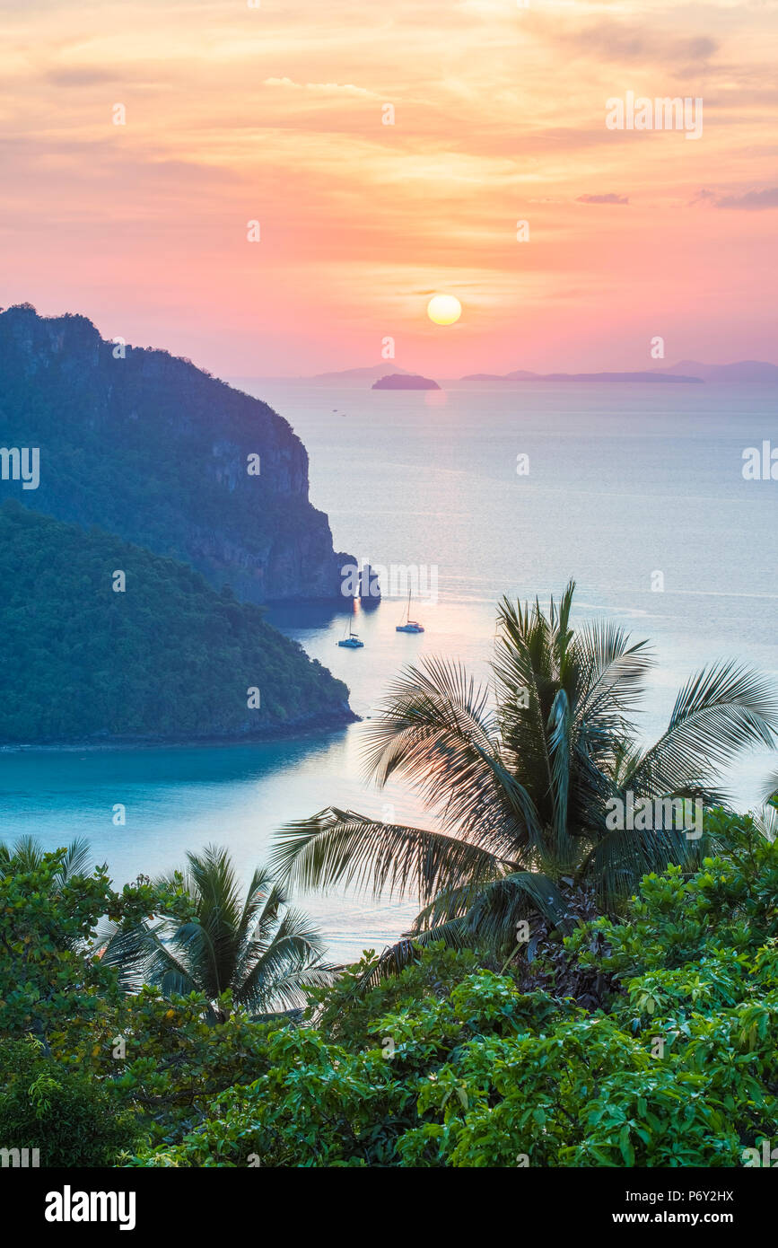 Ko Phi Phi Don, Phi Phi Island, province de Krabi, Thaïlande. Côte au coucher. Banque D'Images
