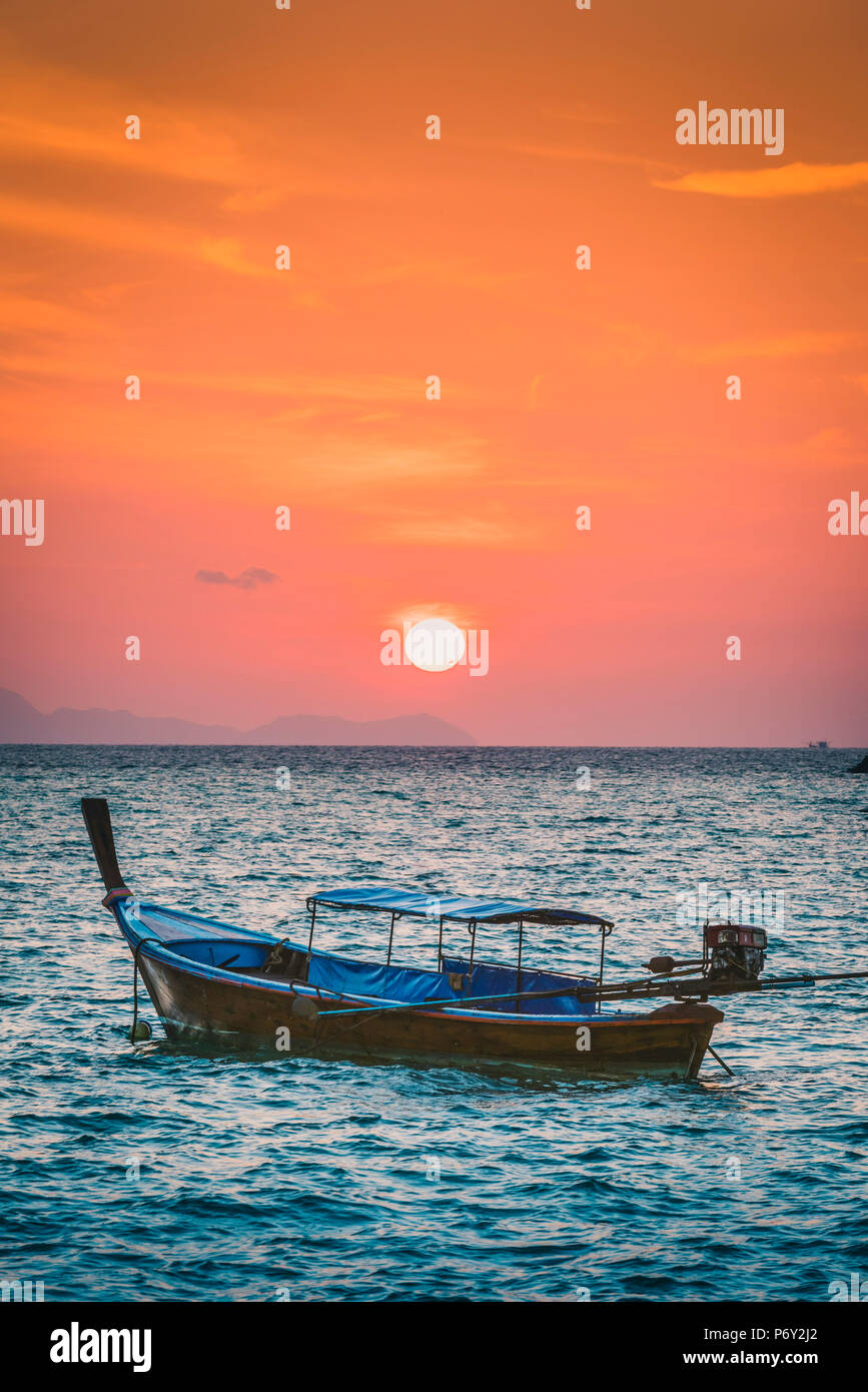 Bateaux Longtail de Sunset Beach, Ko Lipe, Ranong, Thaïlande. Bateau longue queue traditionnels et soleil levant. Banque D'Images