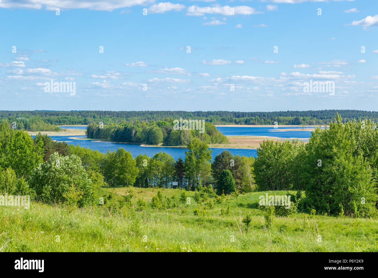 Belle vue sur les collines et les lacs de la région de Braslav, Bélarus Banque D'Images