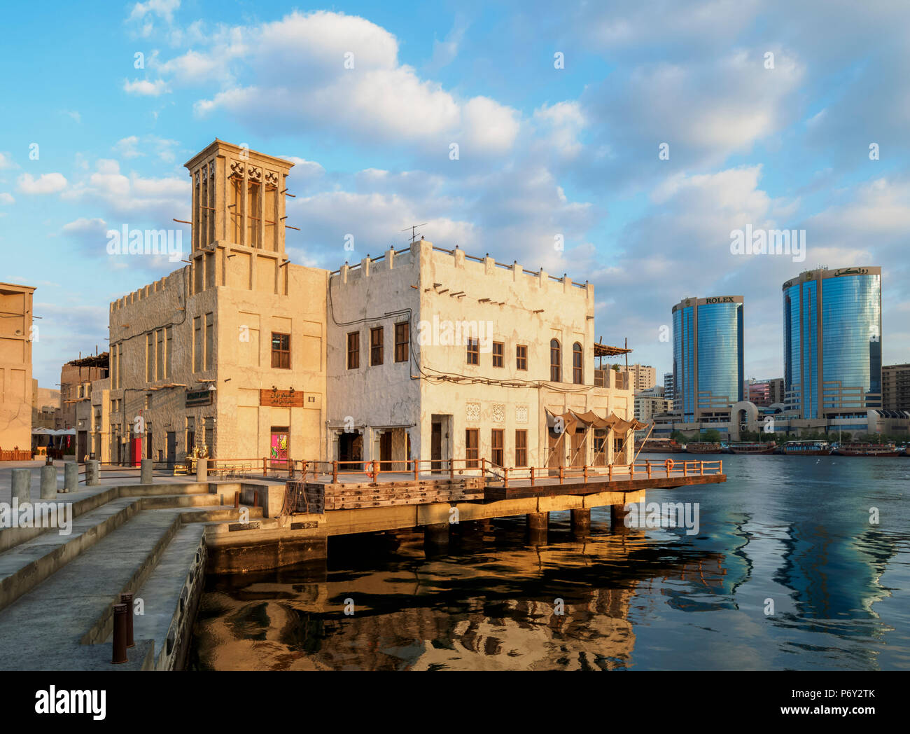 Al Bastakiya quartier historique et Dubai Creek au lever du soleil, Dubaï, Émirats Arabes Unis Banque D'Images