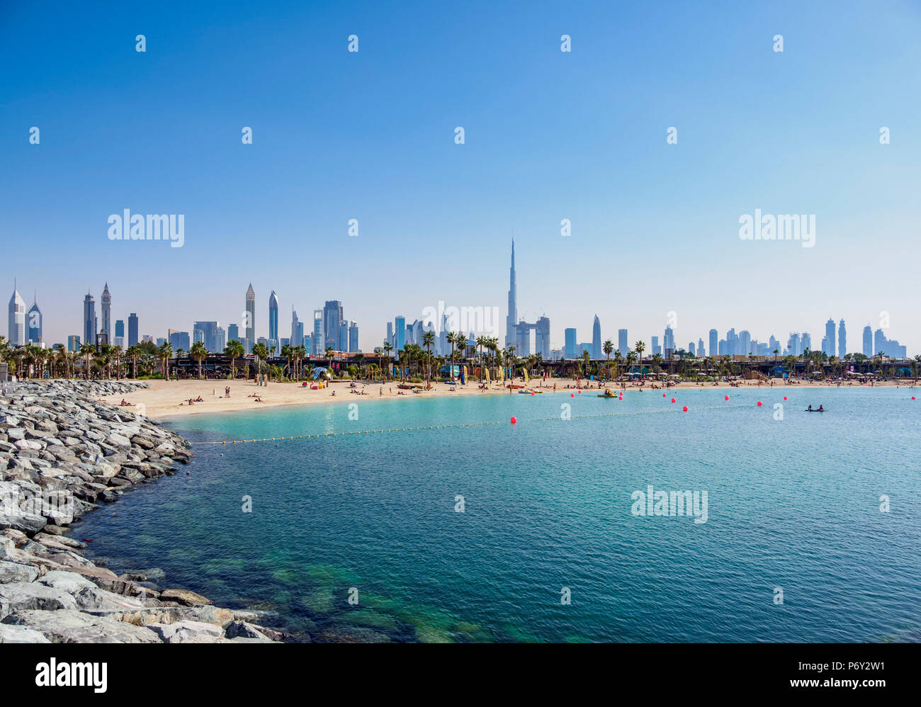 La plage de Jumeirah et les toits de la ville, Dubaï, Émirats Arabes Unis Banque D'Images