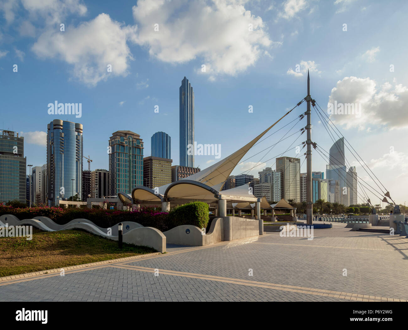 Chemin de ronde par la Corniche Road, Abu Dhabi, Émirats Arabes Unis Banque D'Images