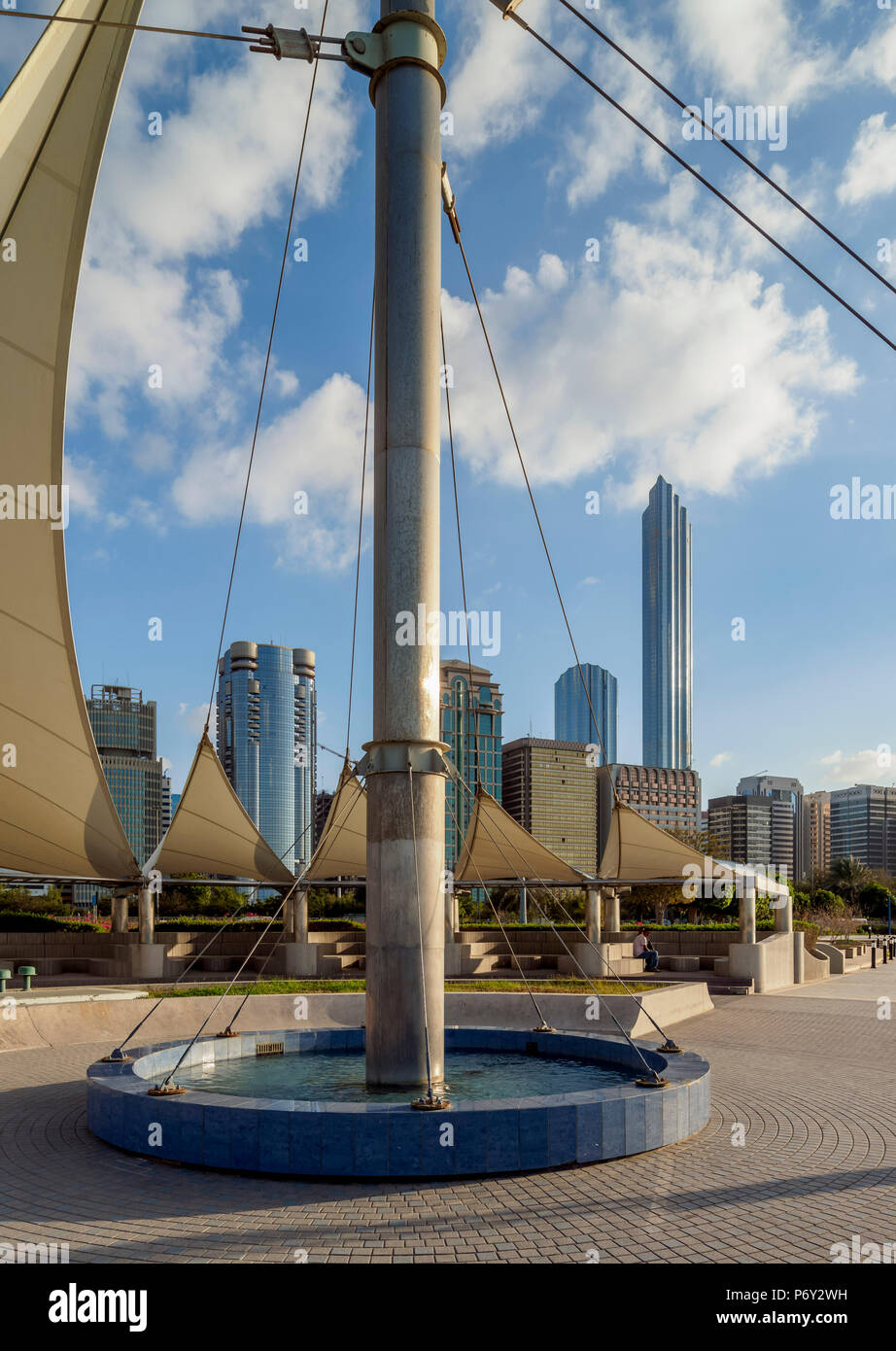 Chemin de ronde par la Corniche Road, Abu Dhabi, Émirats Arabes Unis Banque D'Images