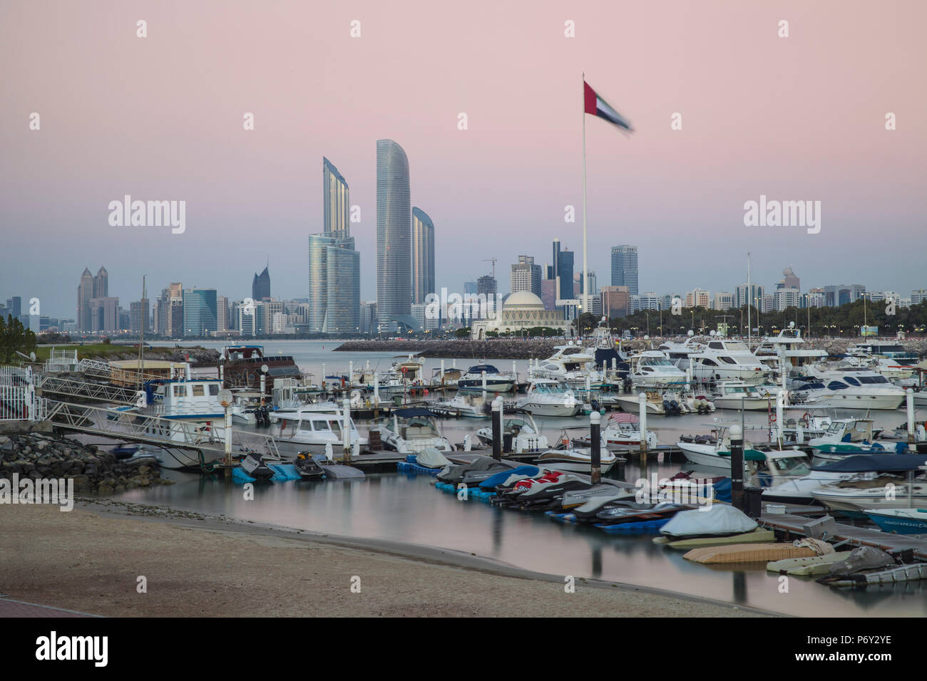 Emirats arabes unis, Abu Dhabi, vue sur la marina et sur les toits de la ville à la recherche d'Abu Dhabi vers le théâtre et la Corniche Banque D'Images