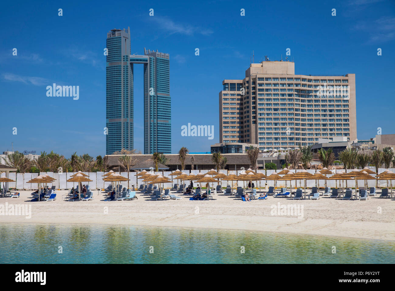 Emirats arabes unis, Abu Dhabi, plage à InterContinental Hotels, avec St Regis Hotel à gauche Banque D'Images