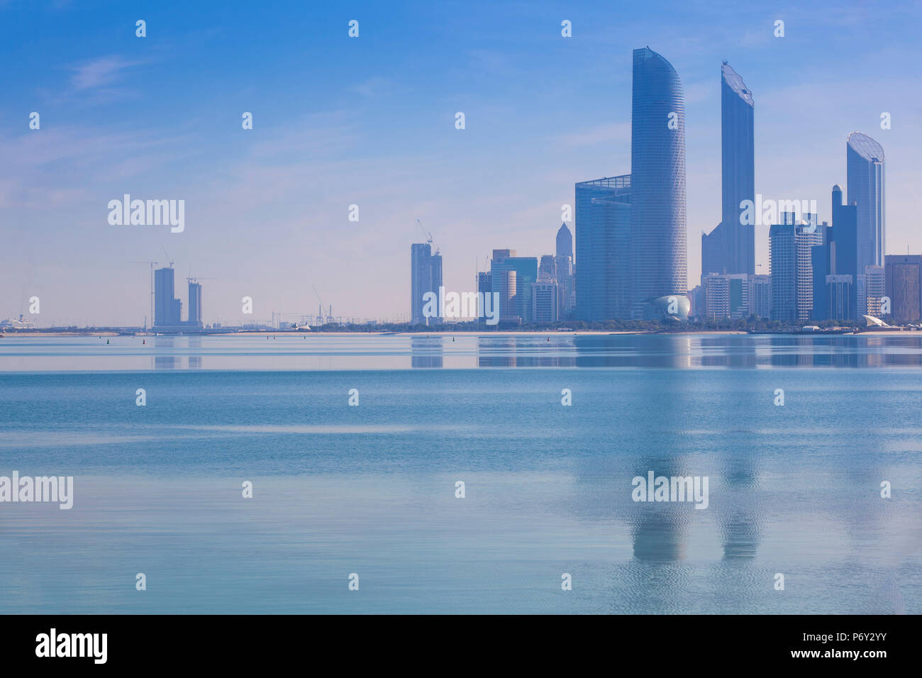Emirats arabes unis, Abu Dhabi, vue sur la ville qui reflète dans le Golfe Persique Banque D'Images