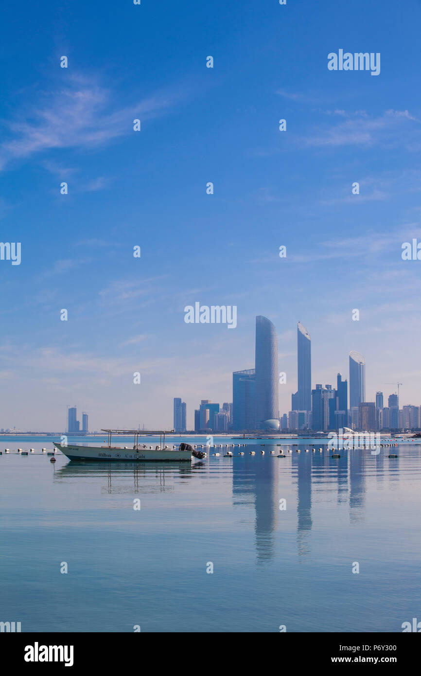 Emirats arabes unis, Abu Dhabi, vue sur la ville qui reflète dans le Golfe Persique Banque D'Images