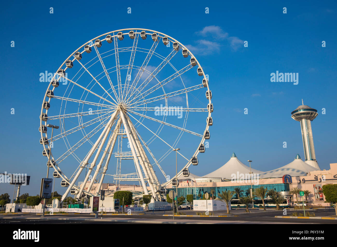 Emirats arabes unis, Abu Dhabi, grande roue à l'extérieur de Marina Mall Banque D'Images