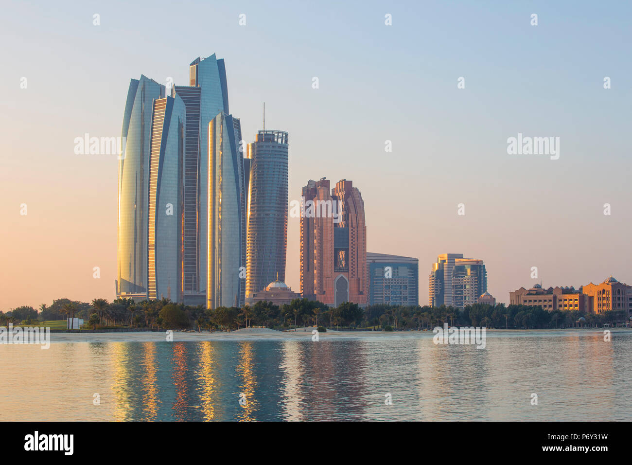 Emirats arabes unis, Abu Dhabi, vue d'Etihad Towers, Grand Hyatt, et Bab Al Reaa Hôtels Banque D'Images