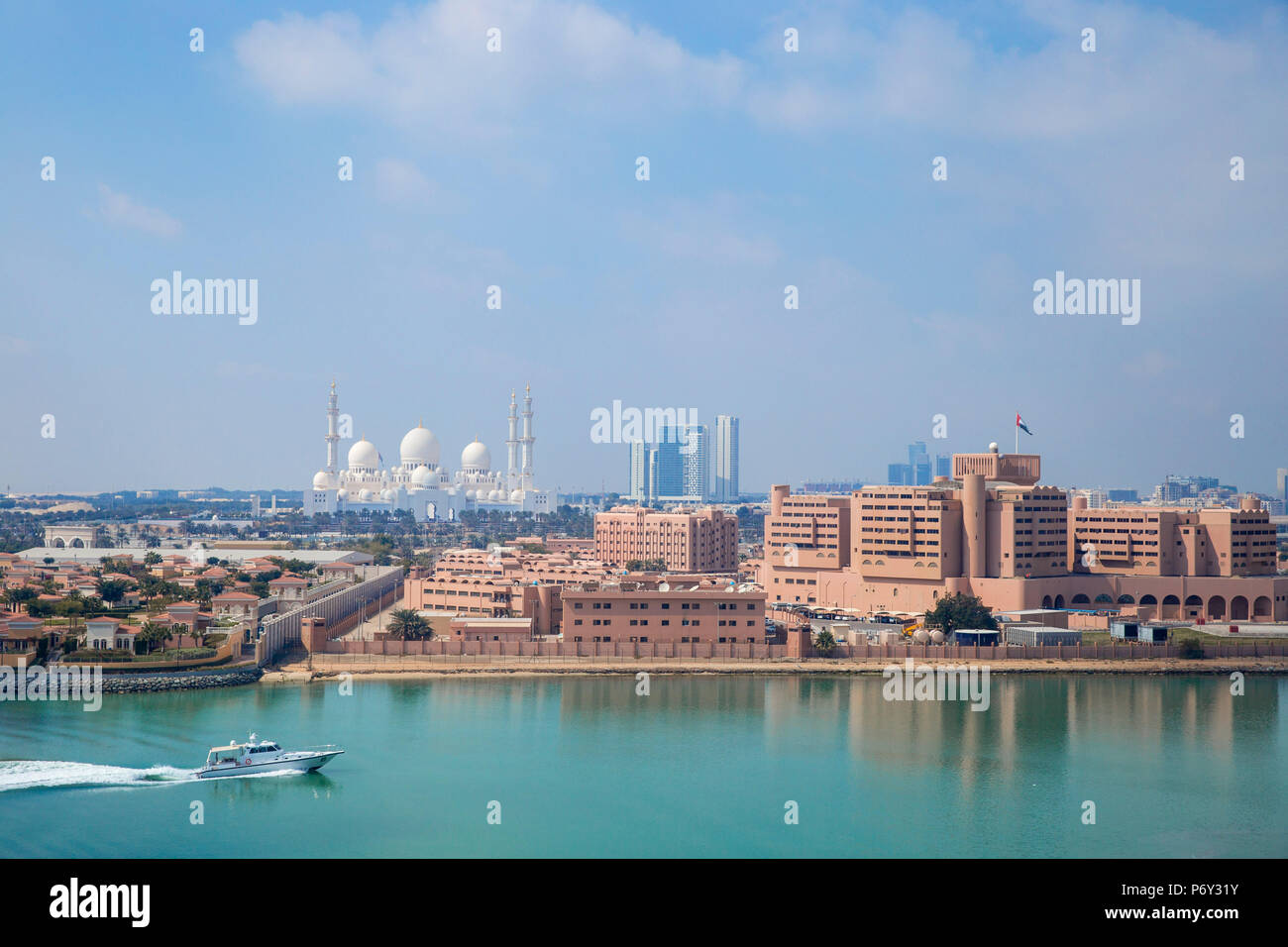 Emirats arabes unis, Abu Dhabi, vue en direction de la Grande Mosquée Sheikh Zayed Banque D'Images