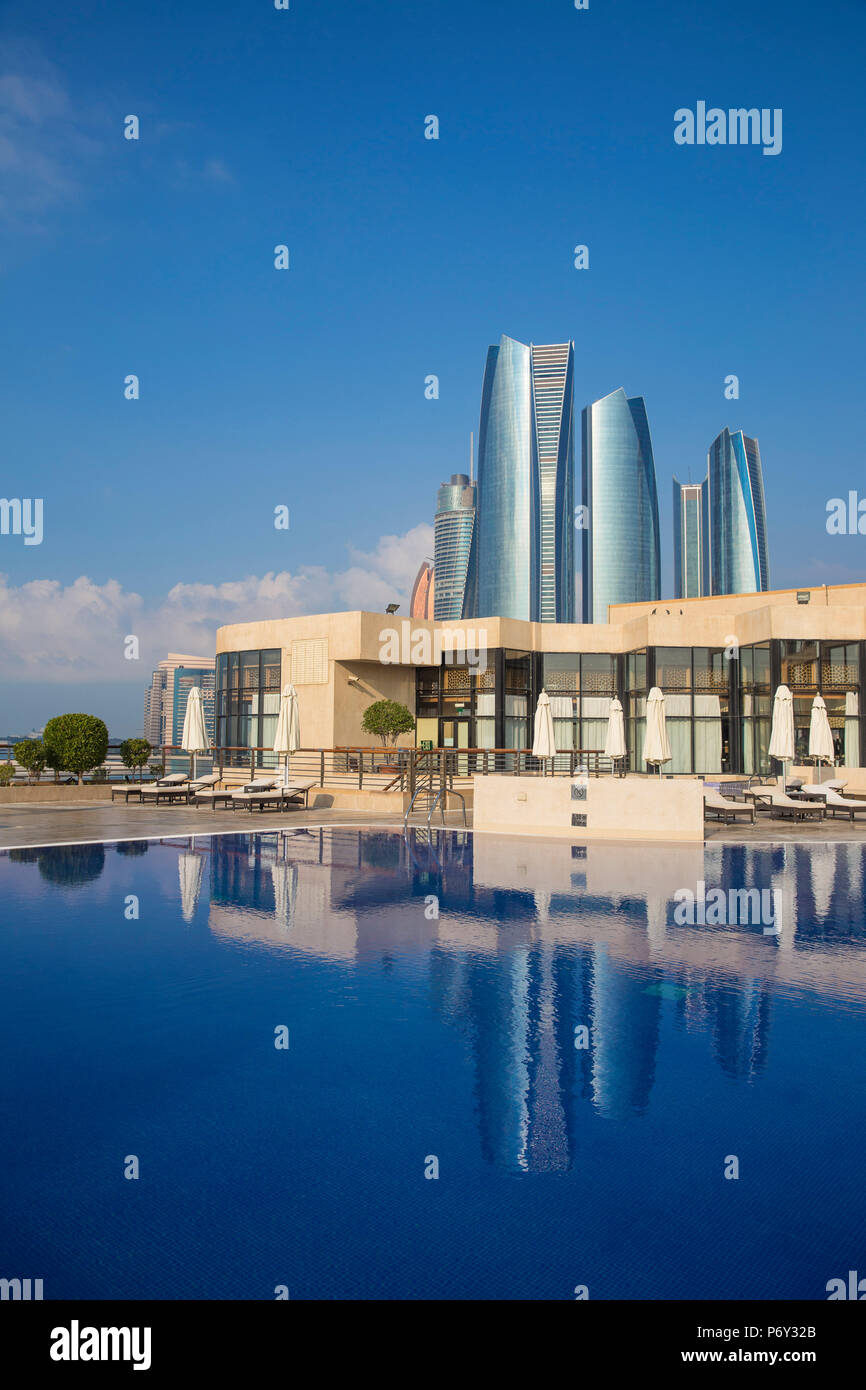 Emirats arabes unis, Abu Dhabi, United Etihad Towers se reflétant dans une piscine extérieure à l'hôtel Intercontental Banque D'Images
