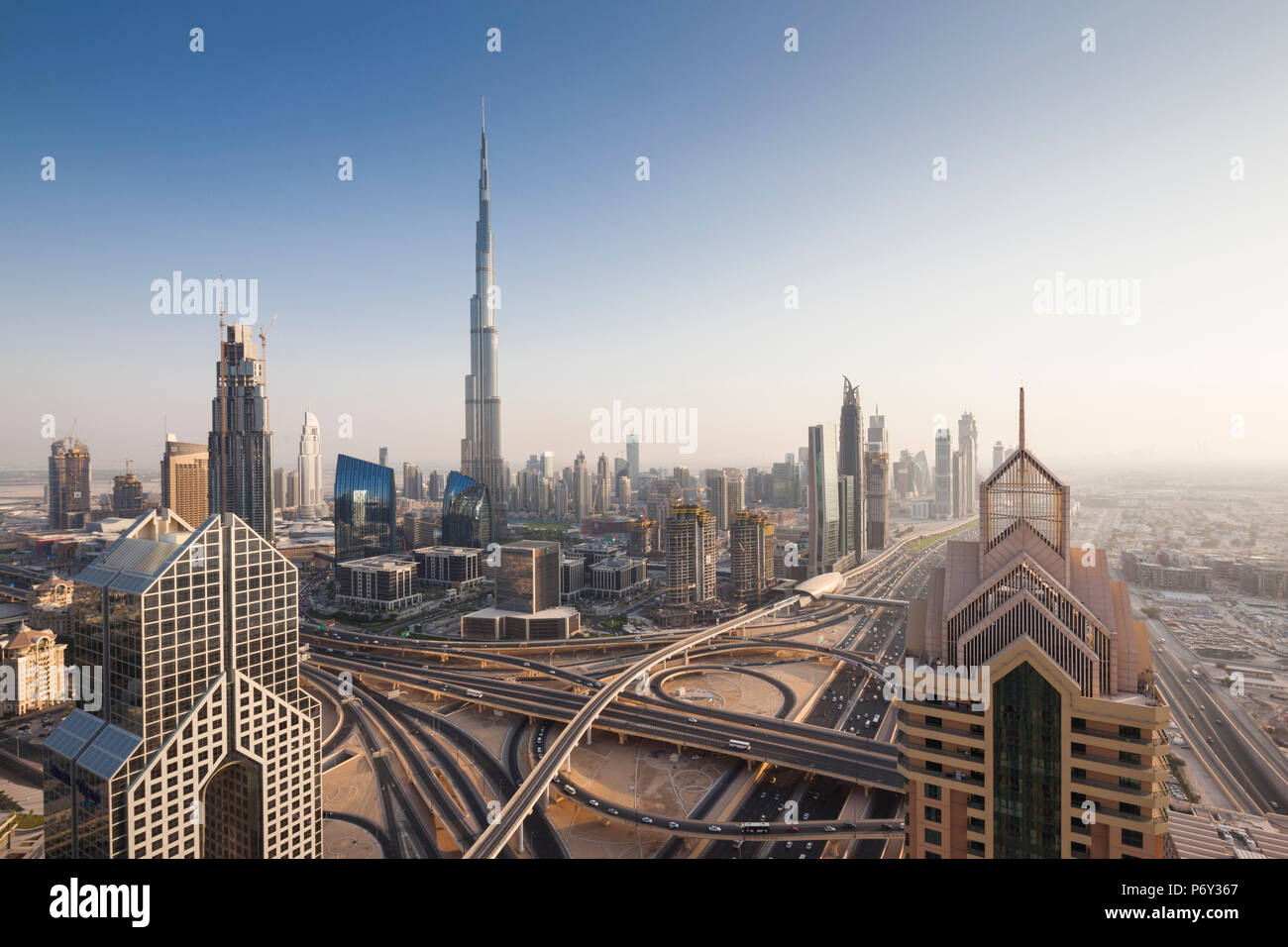 Émirats Arabes Unis, Dubai, Dubaï, eleavted vue sur la route Sheikh Zayed et tour Burj Khalifa, plus haut bâtiment du monde, 2016, dusk Banque D'Images
