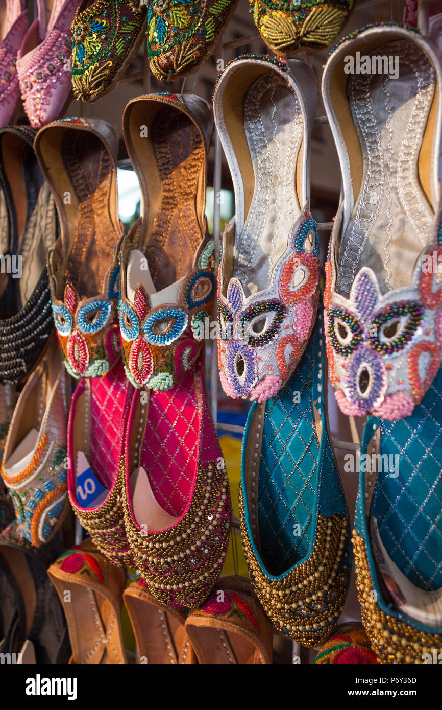Émirats Arabes Unis, Dubai, Deira, chaussons traditionnels souvenirs Banque D'Images