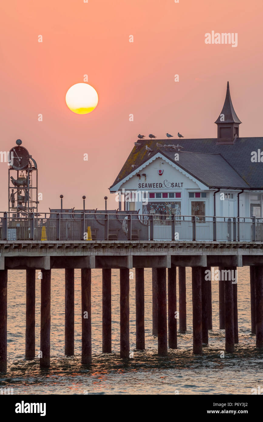Royaume-uni, Angleterre, dans le Suffolk, Southwold, Southwold Pier à l'aube Banque D'Images