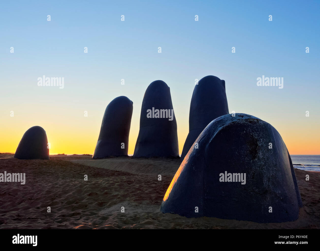 L'Uruguay, Maldonado Ministère, Punta del Este, Playa Brava, la Mano(La Main), une sculpture de l'artiste Chilien Mario Irarrazabal au lever du soleil. Banque D'Images