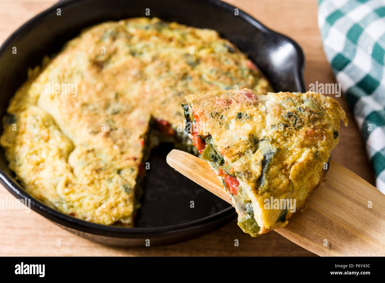Faites de la frittata des œufs et des légumes sur la table en bois. Banque D'Images