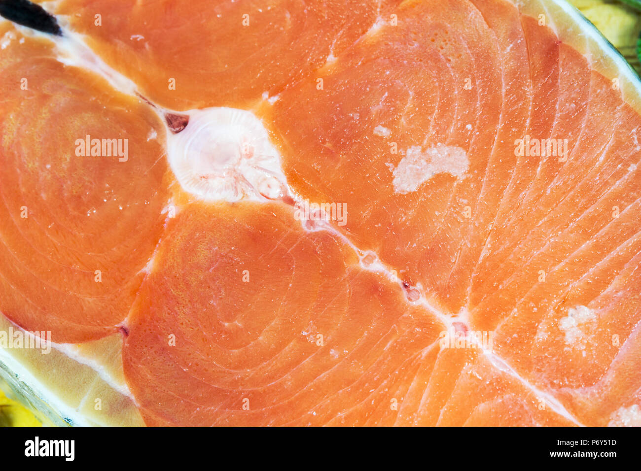 Close up de tranches de saumon frais sur fond de bois. Banque D'Images
