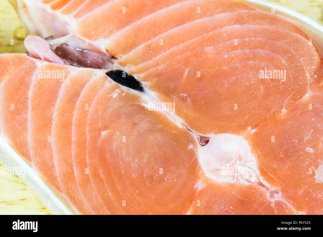 Close up de tranches de saumon frais sur fond de bois. Banque D'Images