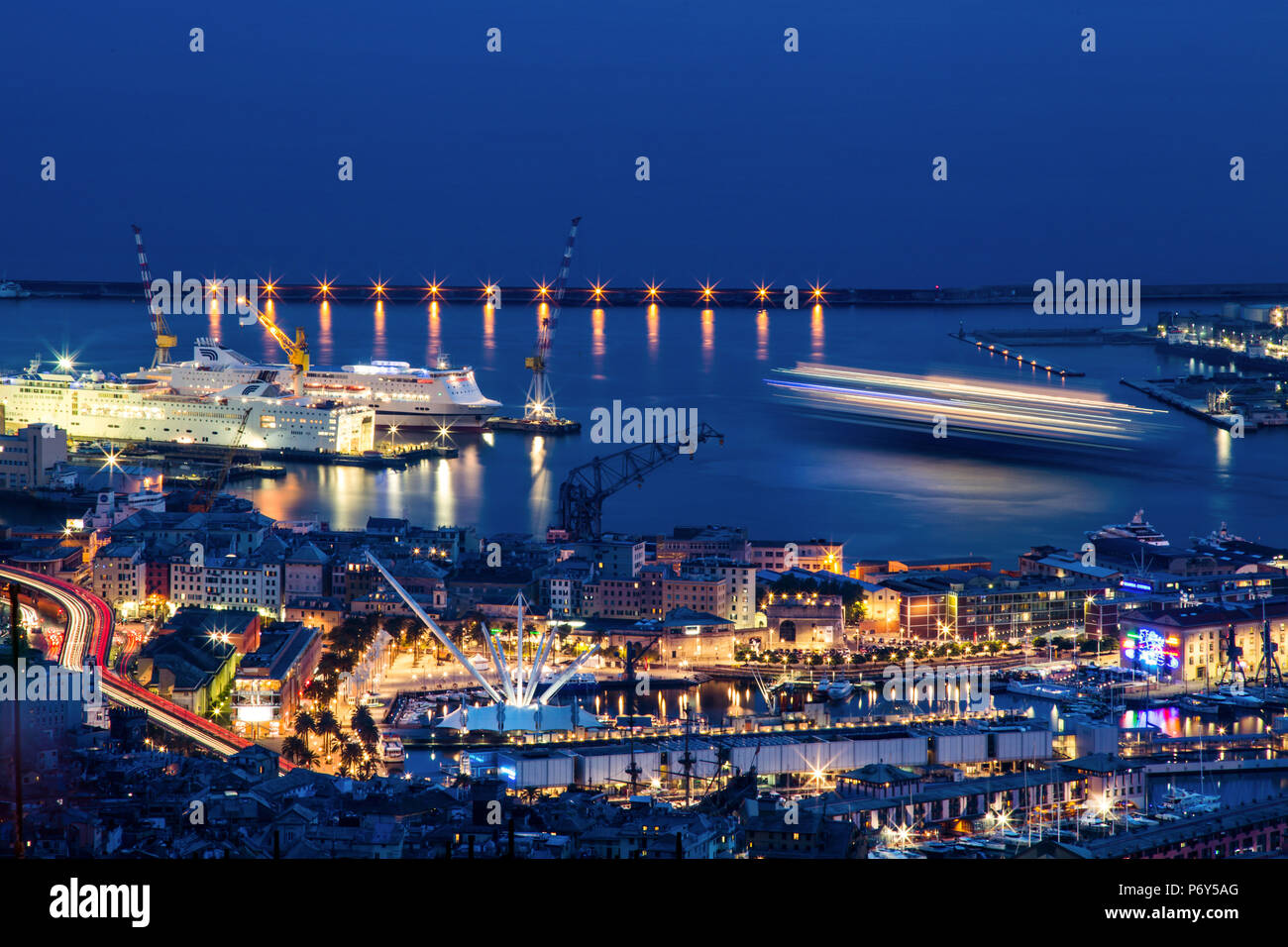 Vue panoramique du port de Gênes, Italie, Gênes, Genova, Italie :  incroyable coucher du soleil vue panoramique vue aérienne de la vieille  ville de Gênes Centre Historique (San Lorenzo Cathedr Photo Stock -