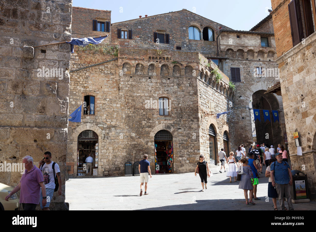 La rue San Giovanni, à Gimignano (Toscane - Italie). La St Gimignano crowdy la rue principale de touristes a reçu son nom de l'éponyme porte. Banque D'Images