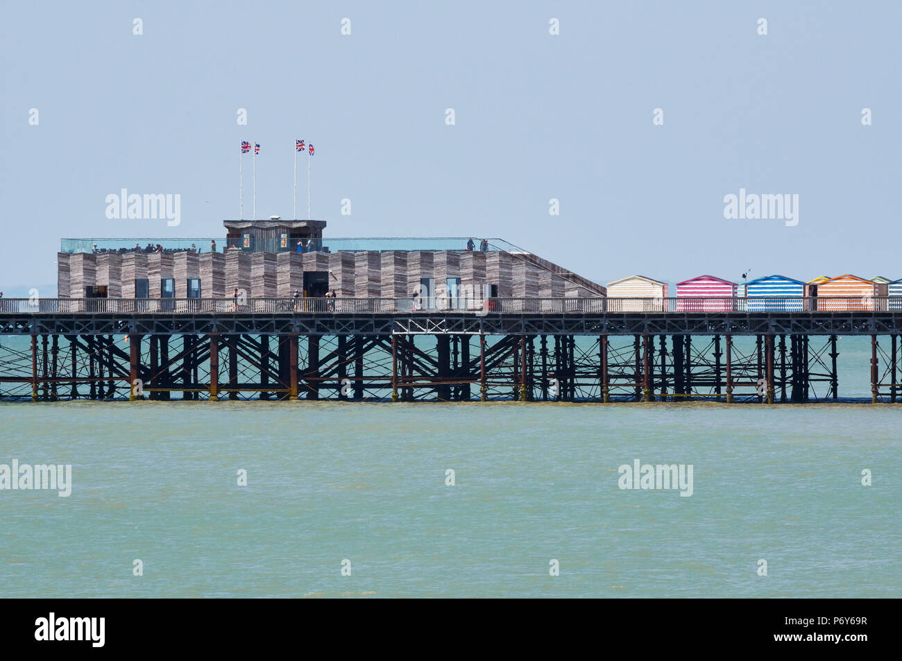 Récemment reconstruit le pont supérieur sur la jetée de Hastings, East Sussex, UK, vue du bord de mer Banque D'Images