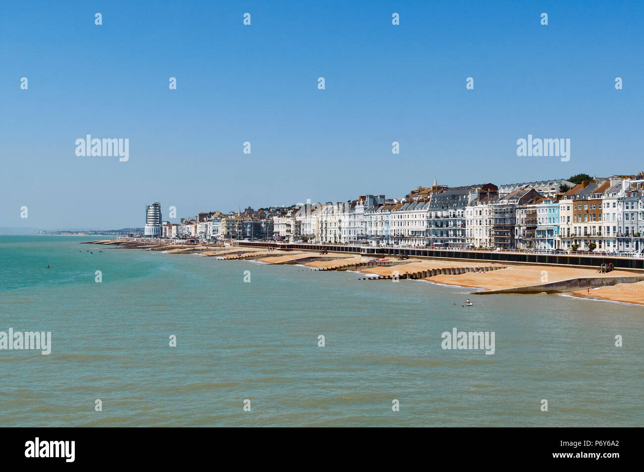 Front de mer de Hastings, East Sussex, UK, avec ciel bleu en été, à l'ouest Banque D'Images