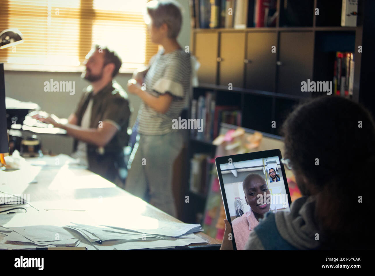 Creative businessman chat vidéo avec collègue sur digital tablet in office Banque D'Images