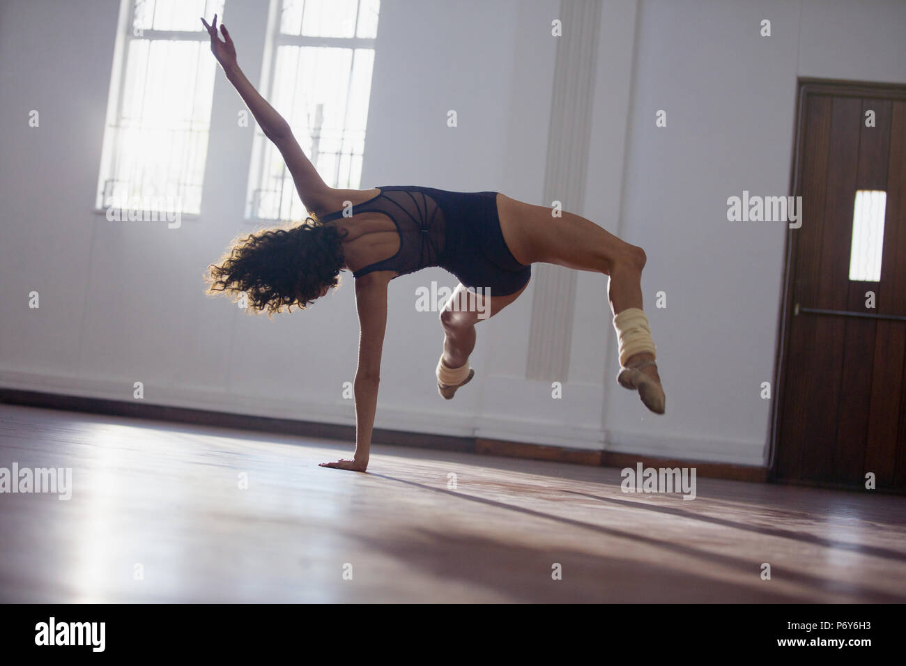Gracieuse, strong jeune danseuse exerçant dans un studio de danse Banque D'Images