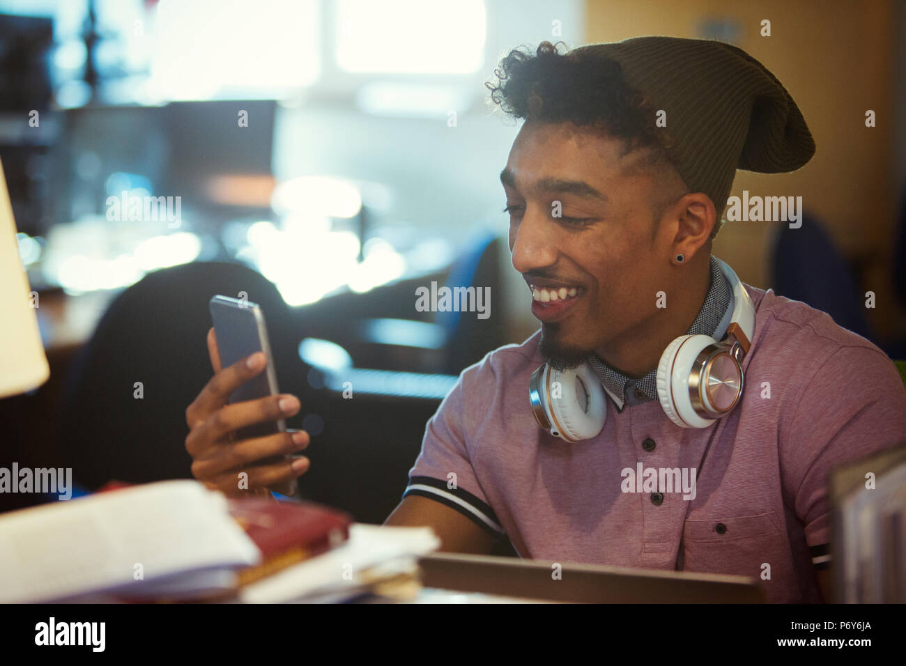 Creative Smiling businessman texting avec smart phone in office Banque D'Images