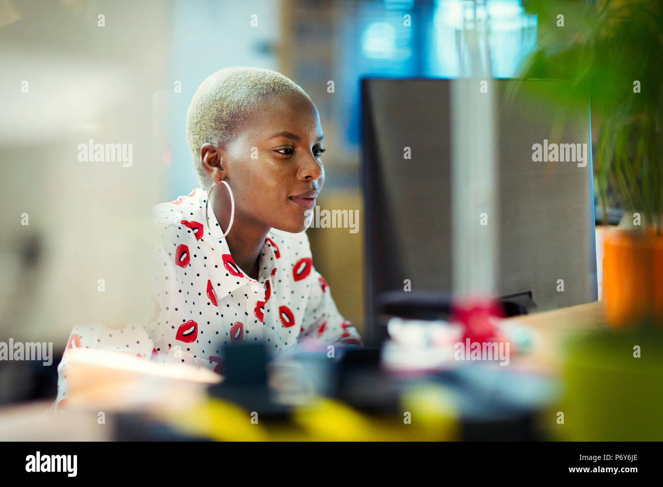 L'accent businesswoman working at computer in office Banque D'Images