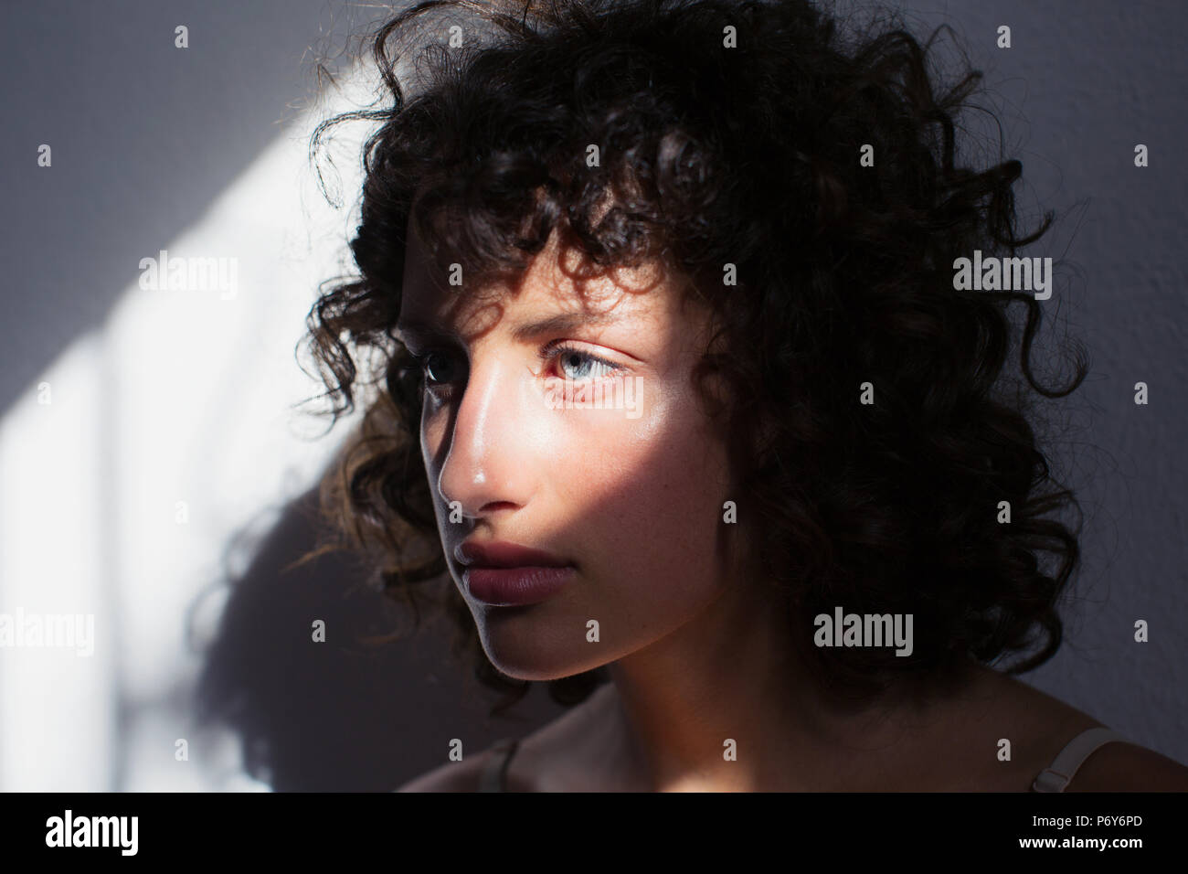 Beau Portrait jeune femme sérieuse, dans la lumière du soleil Banque D'Images