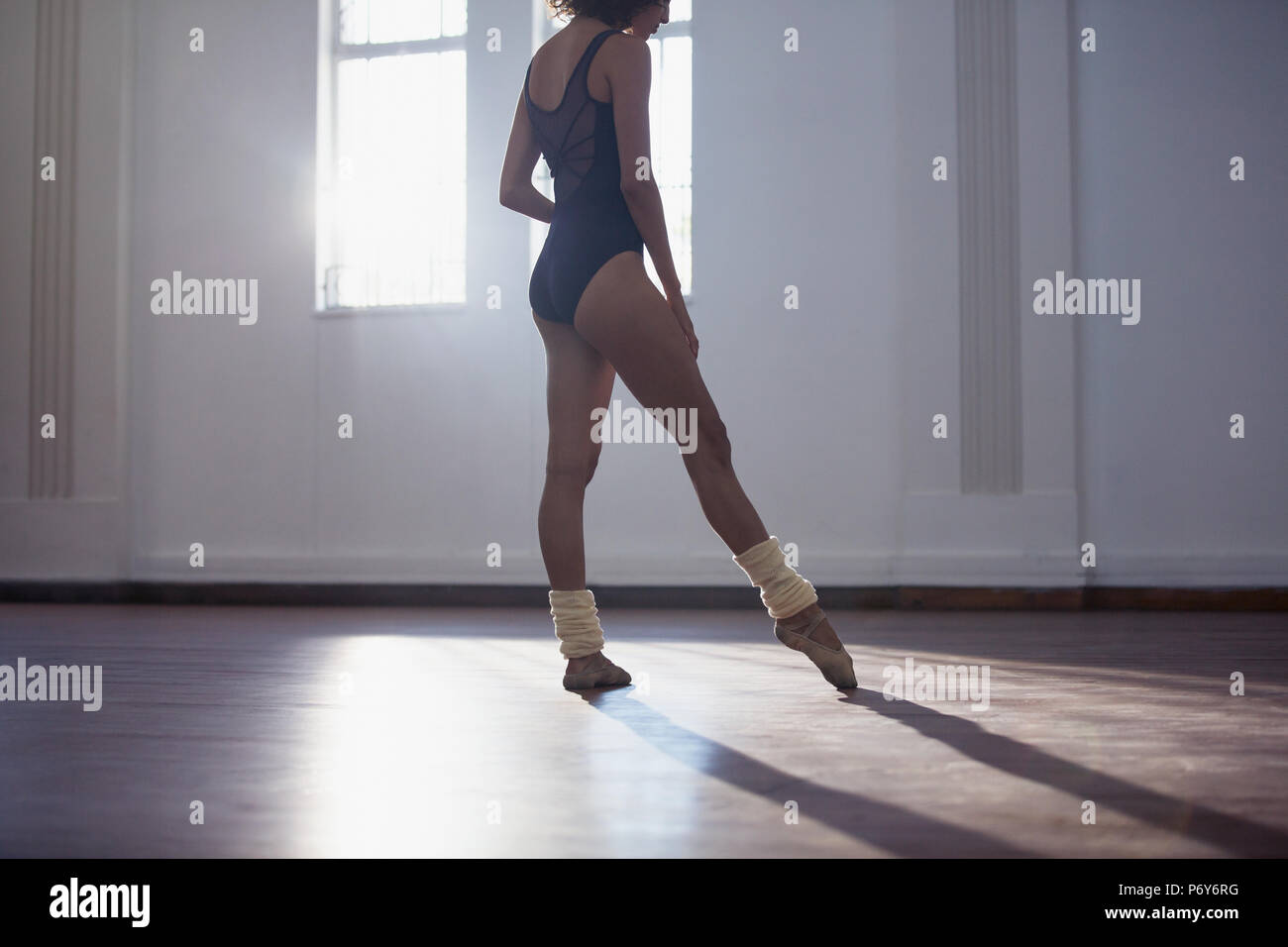 Jeune femme gracieuse danseuse de ballet qui pratique dans un studio de danse Banque D'Images