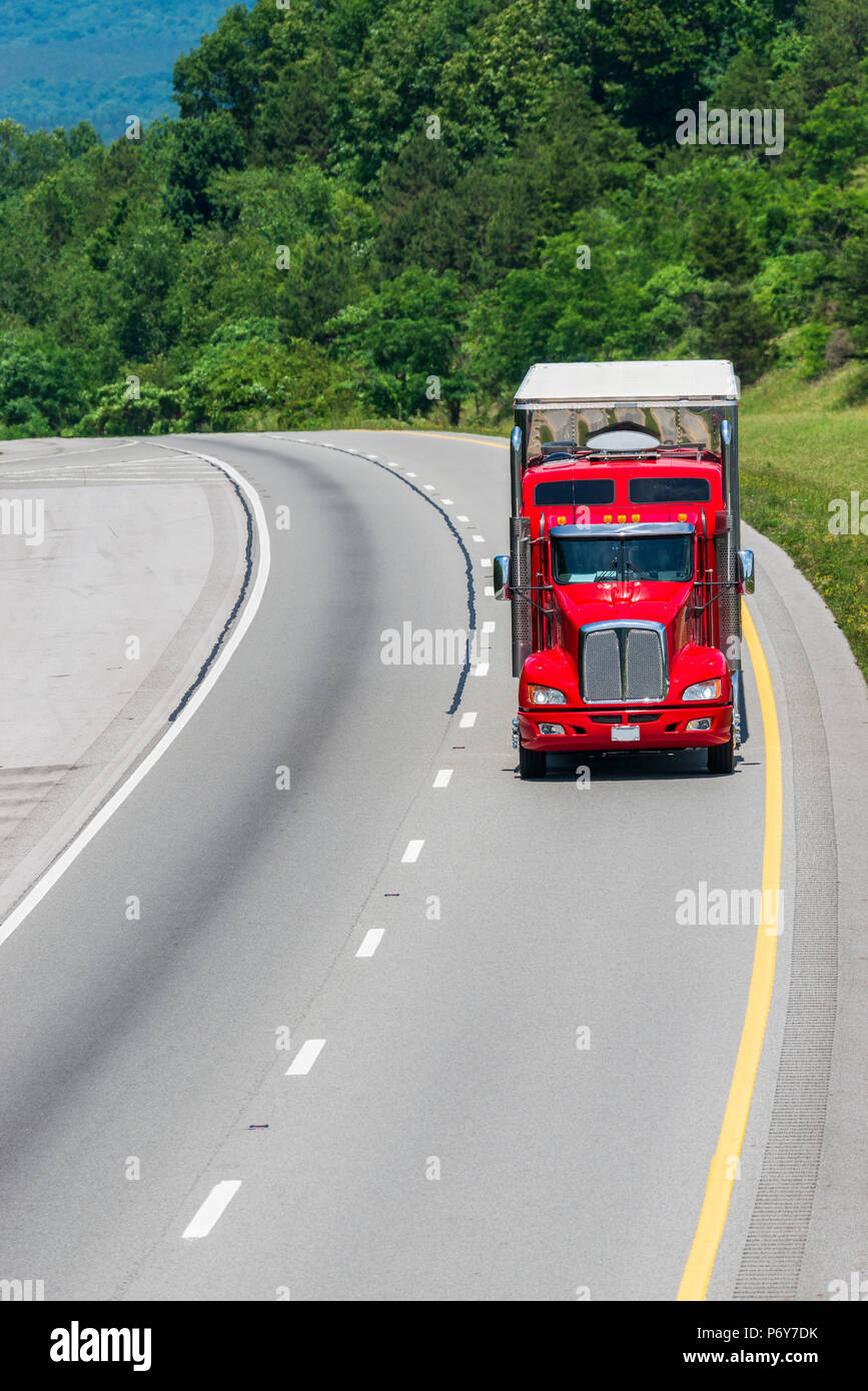 Seul un 18-roues rouge voyages un Indiana interstate. Remarque : Tous les logos et marques d'identification retirée du véhicule. L'image est conçu pour fournir un g Banque D'Images