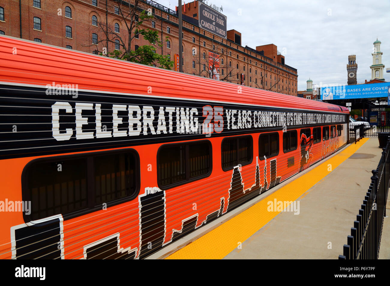 Light Rail coach peint pour célébrer les 25 ans de l'Oriole Park (accueil de l'équipe de baseball des orioles de Baltimore) à Camden Yards, Baltimore, Maryland, USA Banque D'Images