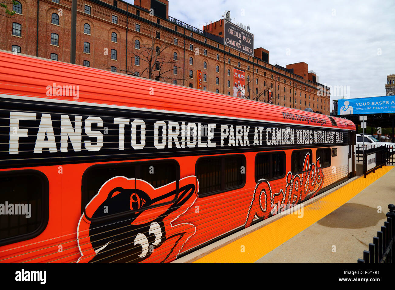 Light Rail coach peint pour célébrer les 25 ans de l'Oriole Park (accueil de l'équipe de baseball des orioles de Baltimore) à Camden Yards, Baltimore, Maryland, USA Banque D'Images