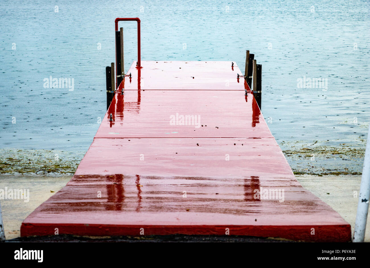 Le quai rouge sur le lac sous la pluie - Fort Lauderdale, Floride, USA Banque D'Images