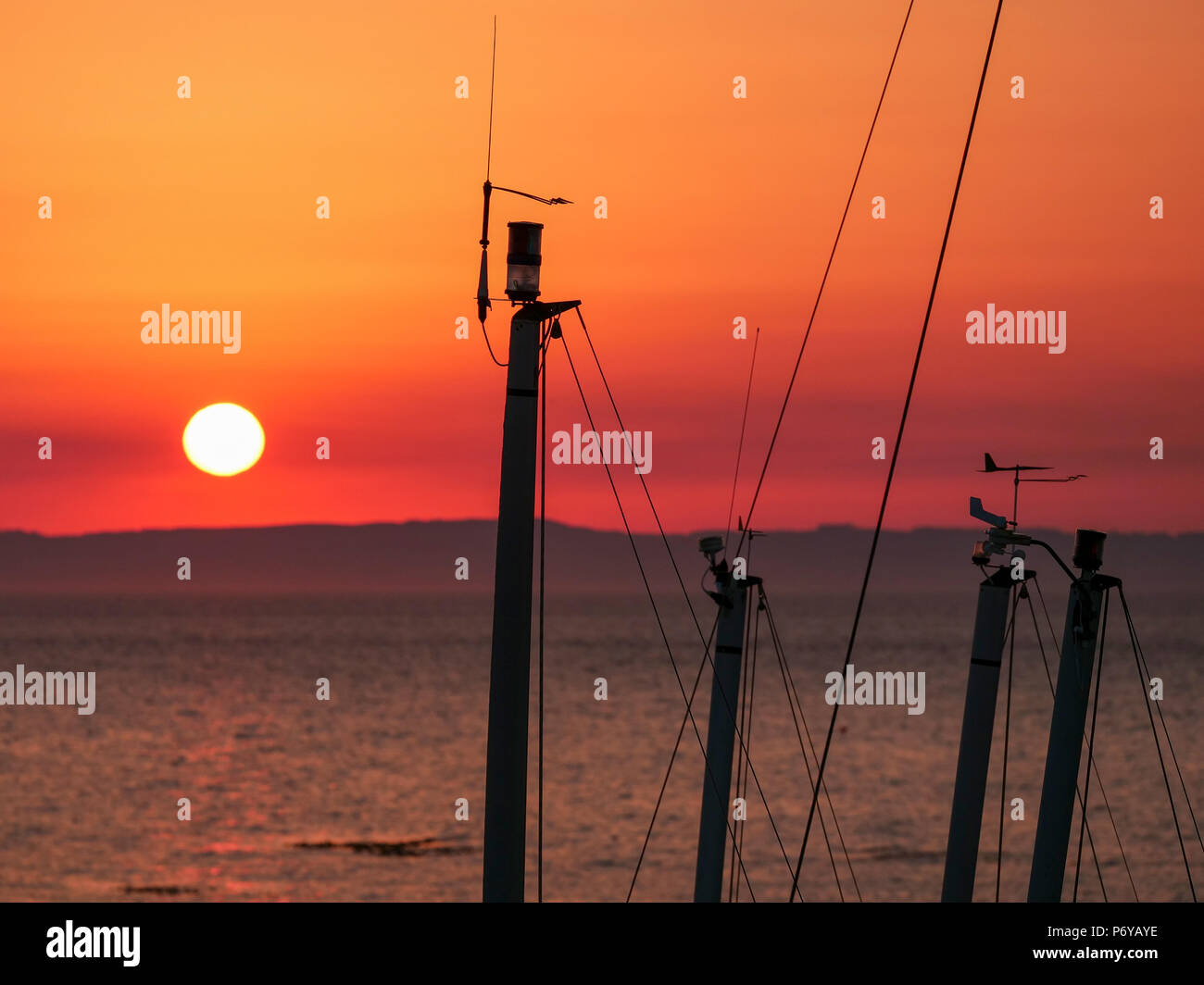 Location de mâts et gréements en silhouette au coucher du soleil de North Berwick Harbour, East Lothian, Ecosse, Royaume-Uni Banque D'Images