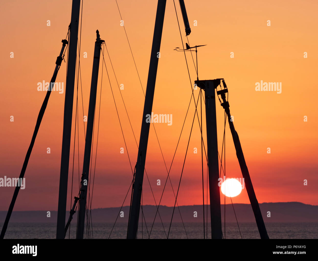 Location de mâts et gréements en silhouette au coucher du soleil de North Berwick Harbour, East Lothian, Ecosse, Royaume-Uni Banque D'Images