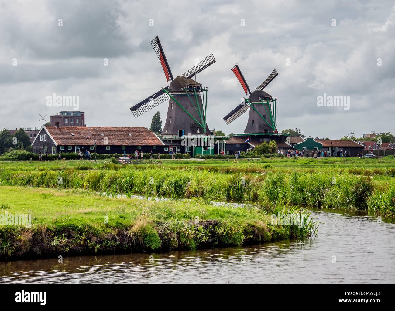 Les moulins à vent de Zaanse Schans, Zaandam, Hollande du Nord, Pays-Bas Banque D'Images